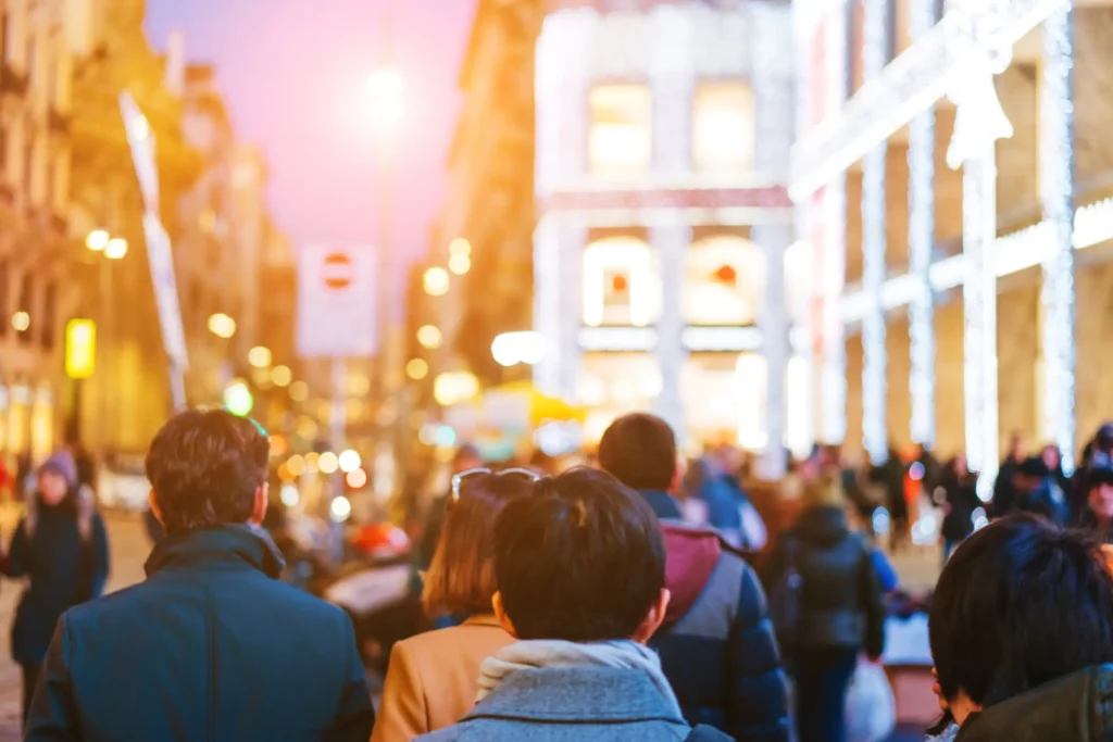 Foule marchant dans les rues de Paris