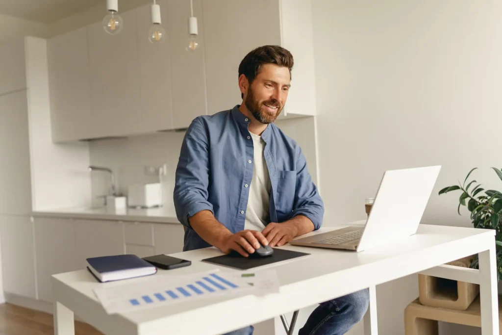 Freelance travaillant sur un ordinateur portable