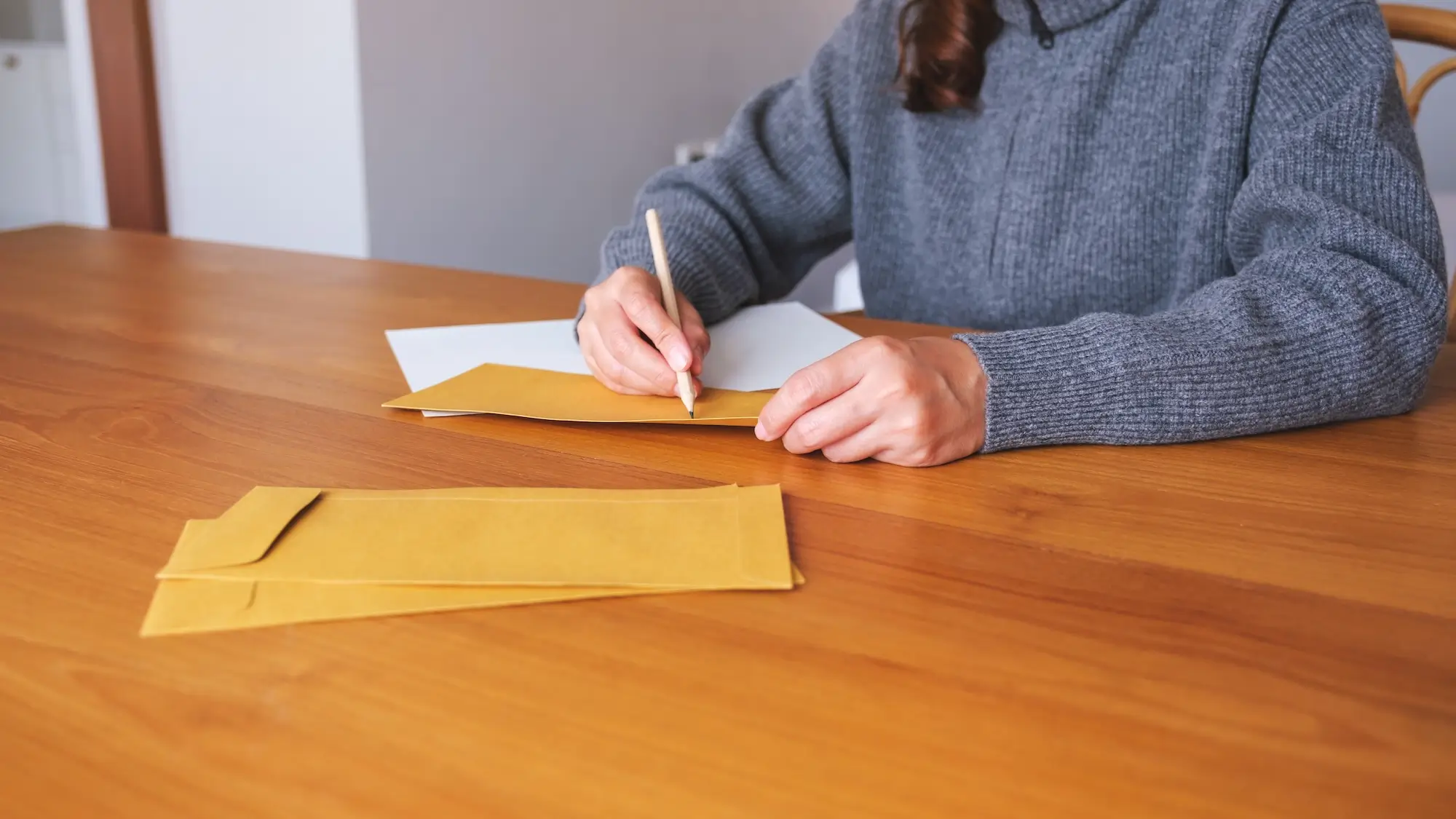 Locataire rédigeant lettre de préavis