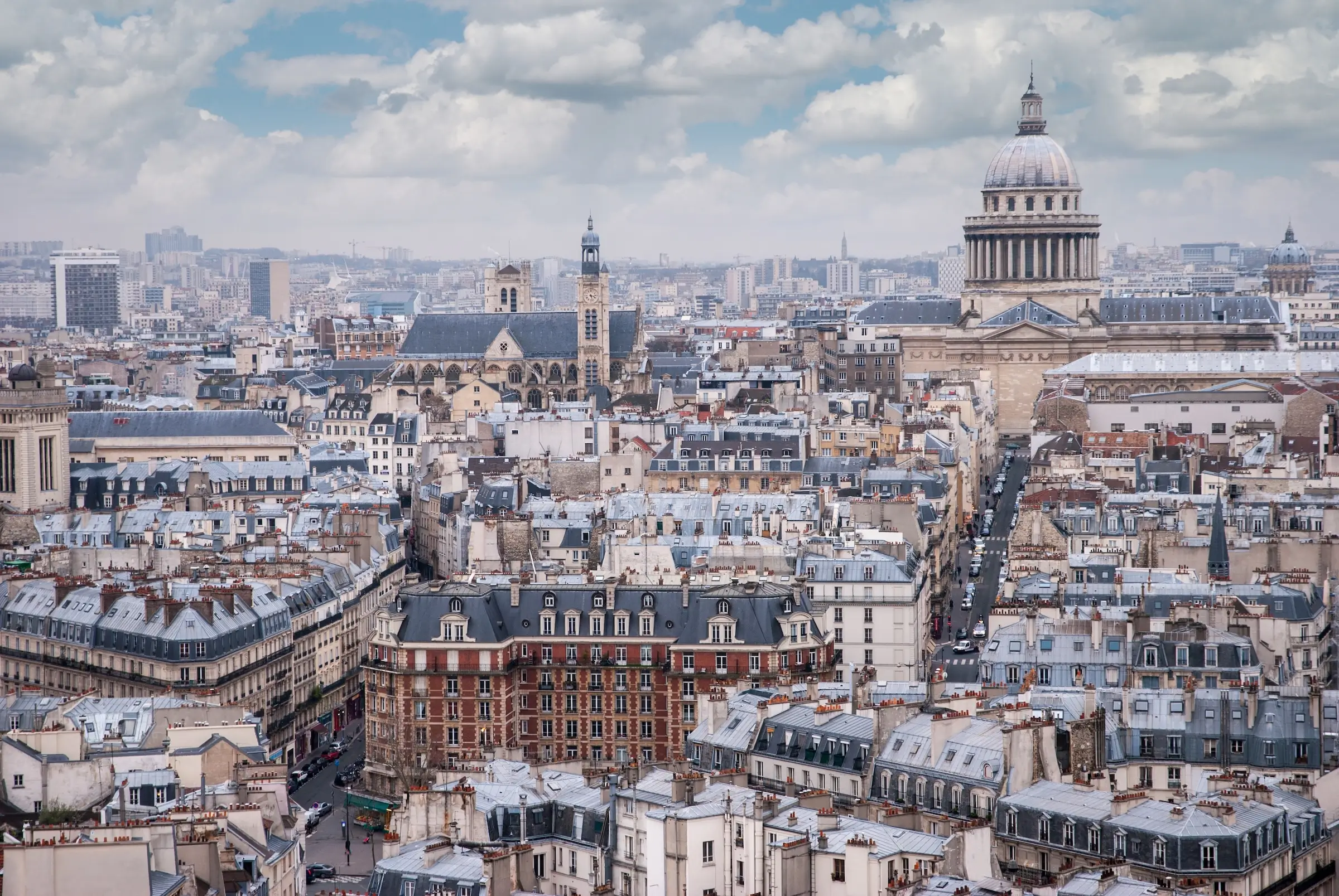 Vue des toits parisiens avec immeubles haussmanniens