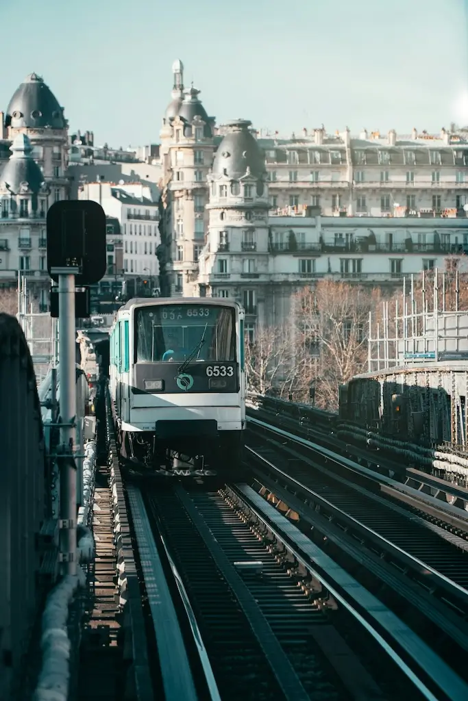 Les meilleures lignes de métro pour accéder rapidement aux pôles universitaires et business à Paris